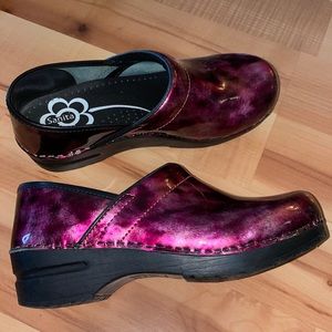 Sanita nurse clogs- size 38 which is 7.5 US. Work 1-2x